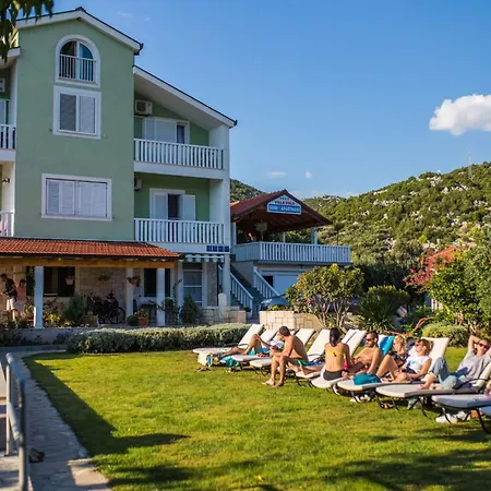 Six Bedroom With Heated Pool Peračko Blato