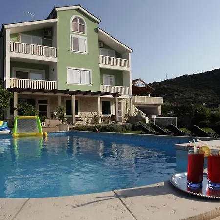 Six Bedroom With Heated Pool *