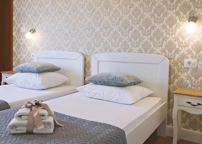 Six Bedroom With Heated Pool * Peracko Blato