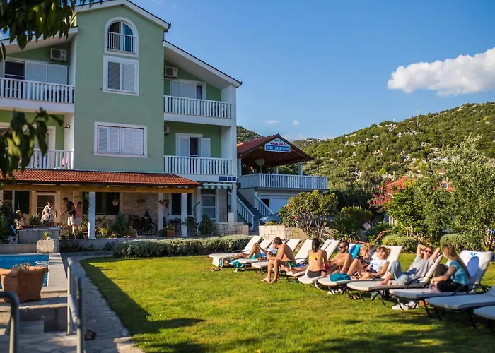 Six Bedroom With Heated Pool Peracko Blato