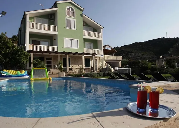 Six Bedroom With Heated Pool *